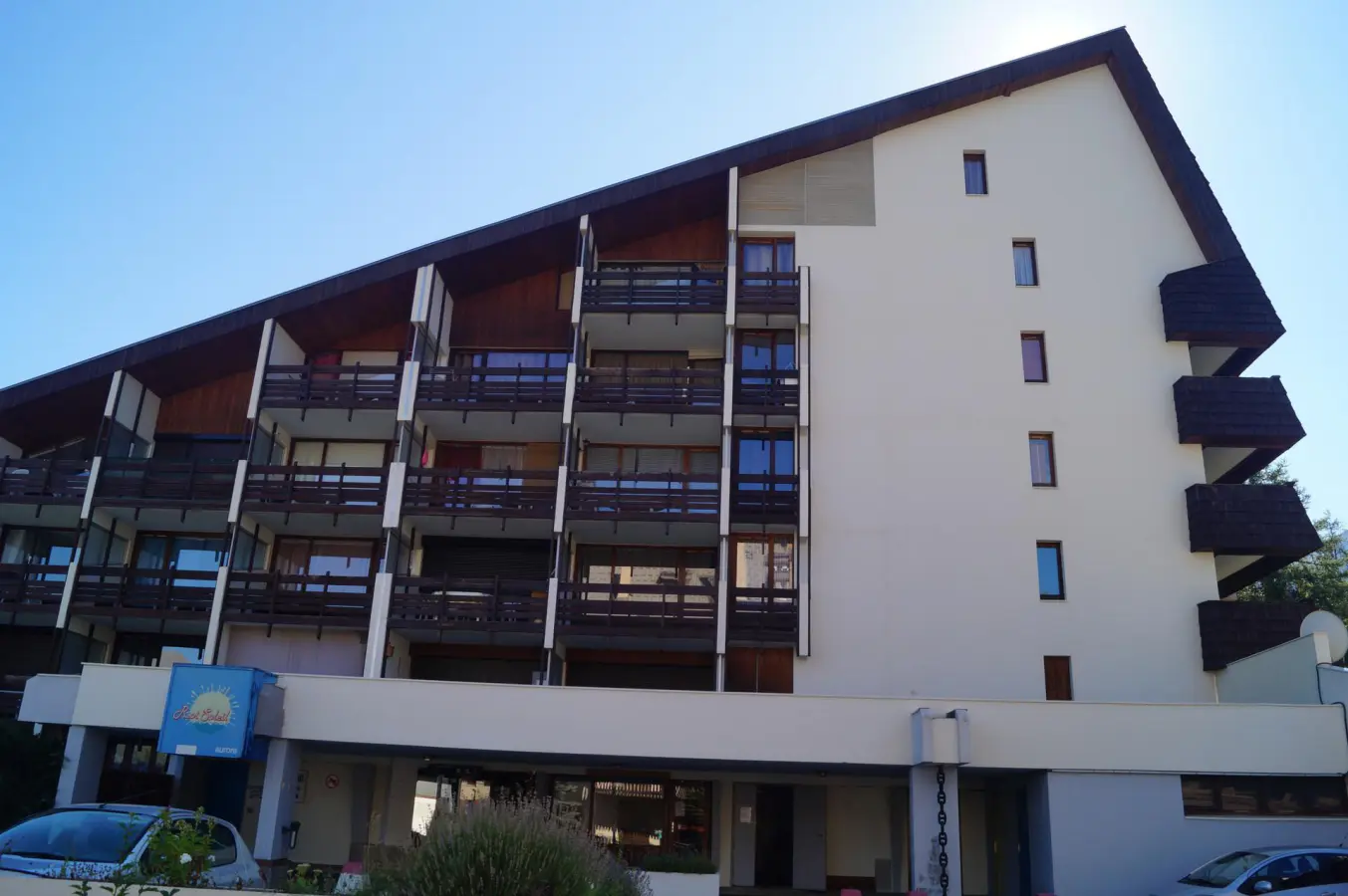 Façade de la résidence Le Roi Soleil avec balcons privatifs et architecture alpine, située au cœur d’une station de montagne.